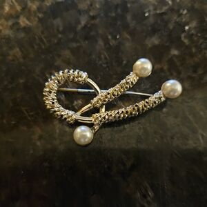 Vintage Pearly Brooch